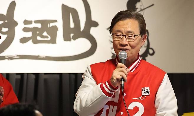 최재형 국민의힘 후보가 25일 오전 서울 종로구 통인시장 안에 있는 한 노래교실에서 노래를 부르고 있다. 김영원 기자 forever@hani.co.kr