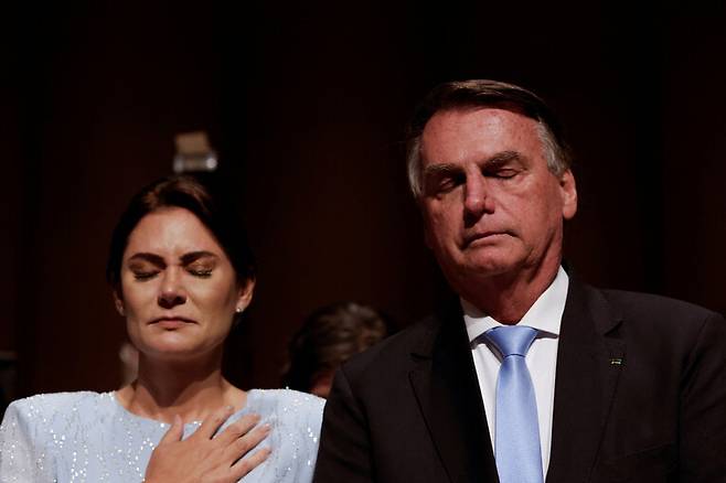 자이르 보우소나루 전 브라질 대통령이 25일(현지시각) 부인 미셸과 함께 브라질 상파울루에서 열리는 행사에 참석하고 있다. 로이터 연합뉴스