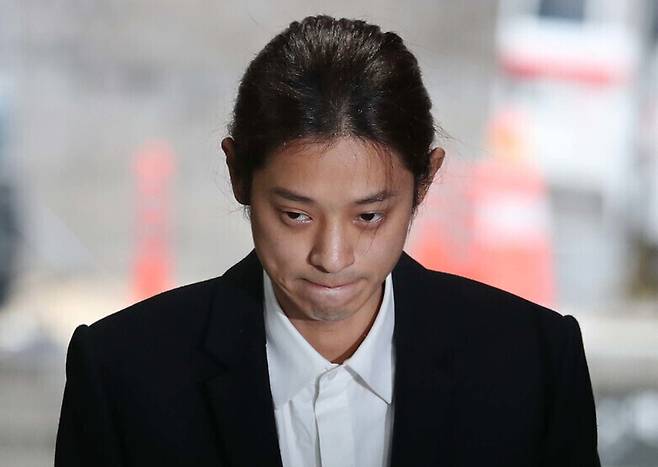 가수 정준영이 2019년 3월21일 오전 서울 서초동 서울중앙지법에서 열린 구속 전 피의자 심문(영장실질심사)에 출석하고 있다. 박종식 한겨레 기자
