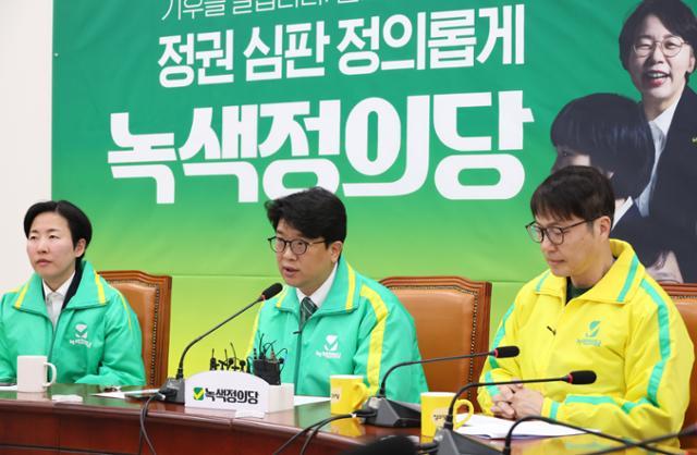 김준우(가운데) 녹색정의당 상임선대위원장이 26일 국회에서 열린 선거대책위원회 회의에서 발언하고 있다. 연합뉴스