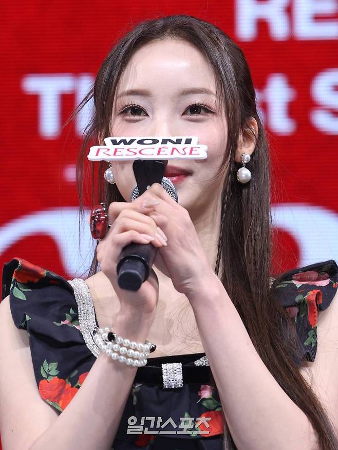 걸그룹 리센느(RESCENE) 원이가 26일 오후 서울 광진구 예스24라이브홀에서 열린 싱글 1집 'Re:Scene'(리 씬) 발매 기념 쇼케이스에 참석해 인사말을 하고 있다. 타이틀곡 'UhUh'(어어) MV 티저에서 리센느는 중독적인 사운드와 함께 세련되면서도 우아한 룩을 매치, K팝 팬들에게 신선한 아우라를 안겨주고 있다. 서병수 기자 qudtn@edaily.co.kr /2024.03.26/