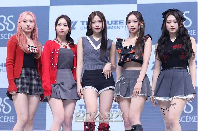 걸그룹 리센느(RESCENE) 리브, 메이, 제나, 원이, 미나미가 26일 오후 서울 광진구 예스24라이브홀에서 열린 싱글 1집 'Re:Scene'(리 씬) 발매 기념 쇼케이스에 참석해 포즈를 취하고 있다. 타이틀곡 'UhUh'(어어) MV 티저에서 리센느는 중독적인 사운드와 함께 세련되면서도 우아한 룩을 매치, K팝 팬들에게 신선한 아우라를 안겨주고 있다. 서병수 기자 qudtn@edaily.co.kr /2024.03.26/