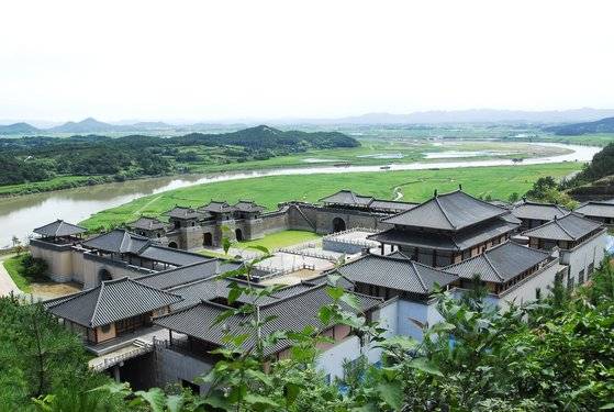 드라마 ‘도깨비’와 ‘주몽’ 등 20여편이 촬영된 전남 나주의 영상테마파크 내 고구려궁 전경. 2007년 조성된 드라마세트장 철거를 놓고 찬반 갈등을 빚고 있다. [사진 나주시]