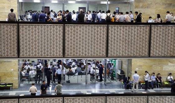 국회 상임위가 열리자 관계부처 공무원들이 회의장 주변에 대기하며 답변 준비를 하는 모습. 중앙DB