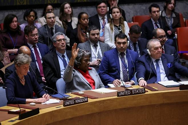 린다 토머스 그린필드 유엔주재 미국 대사(가운데)가 25일 뉴욕 유엔본부에서 가자지구에서 이스라엘-하마스 간 휴전을 촉구하는 결의안 표결에서 기권 의사를 표시하고 있다. /로이터