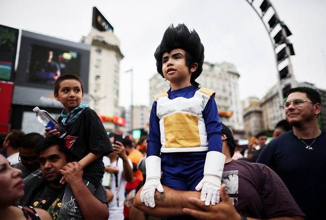 아르헨티나의 한 <드래곤볼> 팬이 지난 10일 부에노스아이레스에서 열린 도리야마 아키라 추모 행사에서 만화 속 주인공인 ‘베지터’로 변장한 아들을 안고 있다. 로이터연합뉴스