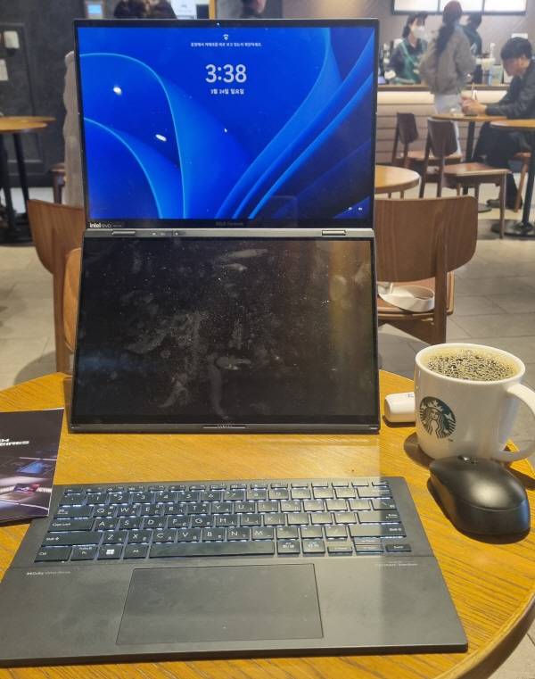ASUS 젠북 듀오의 ‘듀얼 스크린 모드’. 좁은 탁자에서도 활용도가 높다. 정옥재 기자