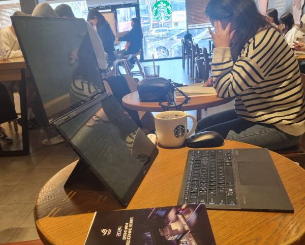 듀얼 스크린 모드를 옆에서 촬영한 모습. 정옥재 기자