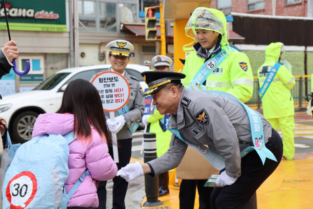오지용 안성경찰서장이 26일 안성초등학교 앞에서 어린이 안전을 지키기 위한 교통 캠페인을 가졌다. 안성경찰서 제공