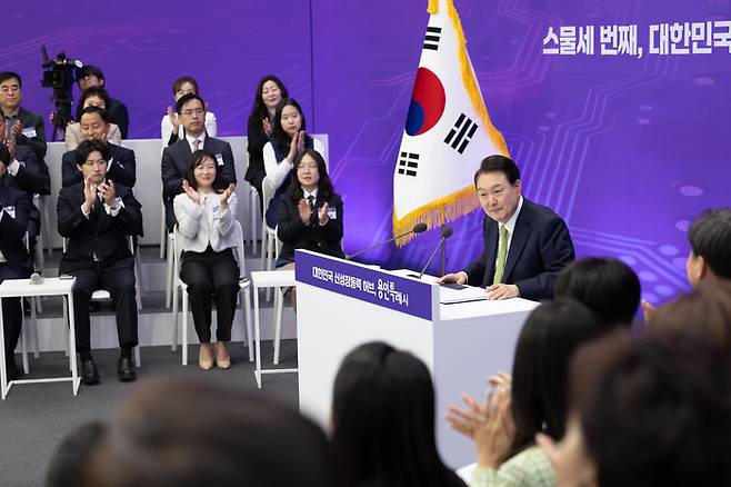 윤석열 대통령이 25일 경기도 용인특례시청에서 열린 23번째 민생토론회에서 발언하고 있다. [이승환 기자]