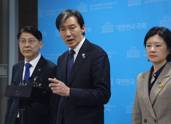조국 조국혁신당 대표가 윤석열 정권이 종식할 때까지 정치를 계속할 것이라고 피력했다. 사진은 지난 25일 서울 여의도 국회 소통관에서 '검찰의 민간인 불법 사찰 고발' 기자회견을 마치고 취재진의 질문을 받고 있는 조국 대표. /사진= 뉴스1