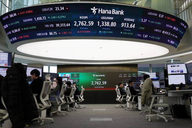 코스피가 전 거래일(2737.57)보다 18.85포인트(0.69%) 오른 2756.42에 개장한 26일 오전 서울 중구 하나은행 딜링룸 전광판에 지수가 표시되고 있다./사진=뉴시스
