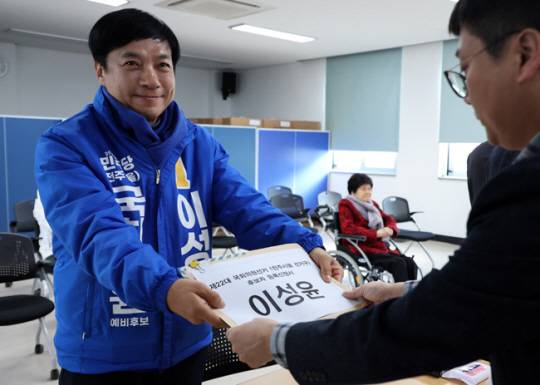 이성윤 더불어민주당 후보가 지난 21일 전북 전주시 완산구 선거관리위원회에서 제22대 국회의원선거 전주을 선거구에 후보 등록하고 있다. 연합뉴스