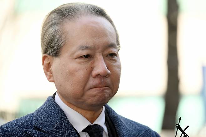 주수호 의협 비대위 언론홍보위원장이 휴대전화 포렌식 참관을 위해 지난 14일 오전 서울경찰청 공공범죄수사대에 출석하고 있다. 앞서 주 위원장은 지난 6일 경찰에 소환돼 10시간 가량 조사를 받았으며, 지난 8일에도 휴대전화 포렌식 참관을 위해 출석한 바 있다. 이상섭 기자