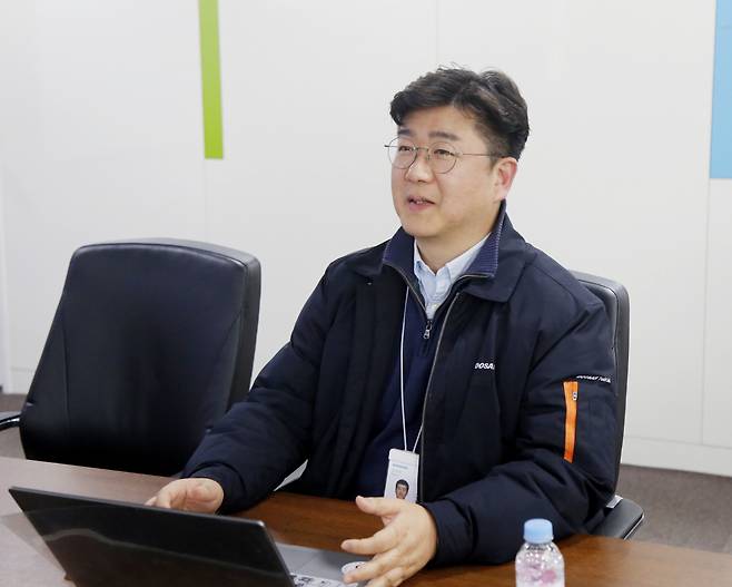 두산퓨얼셀 익산공장에서 헤럴드경제와 만난 정예헌 생산기술팀장이 수소연료전지 생산에 대해 설명하고 있다. [두산퓨얼셀 제공]