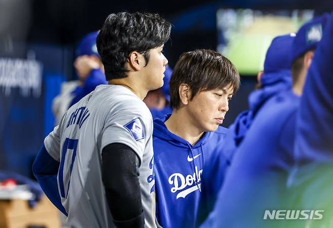 [서울=뉴시스] 정병혁 기자 = 20일 오후 서울 고척스카이돔에서 미국프로야구(MLB) 공식 개막전 LA다저스 대 샌디에이고 파드리스 1차전 경기에서 LA다저스 오타니 쇼헤이와 통역사 미즈하라 잇페이가 경기를 지켜보고 있다. 2024.03.22.?jhope@newsis.com