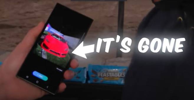 유튜버 미스터비스트(MrBeast·본명 지미 도널드슨)는 지난 17일 자신의 유튜브 채널에 올린 영상에서 삼성전자의 갤럭시S24 울트라 스마트폰을 소개했다.  *재판매 및 DB 금지