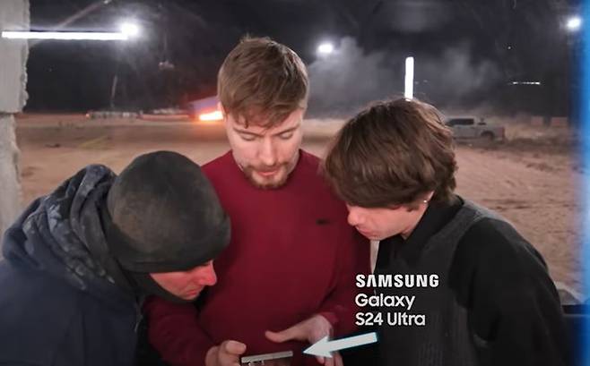 유튜버 미스터비스트(MrBeast·본명 지미 도널드슨)는 지난 17일 자신의 유튜브 채널에 올린 영상에서 삼성전자의 갤럭시S24 울트라 스마트폰을 소개했다.  *재판매 및 DB 금지