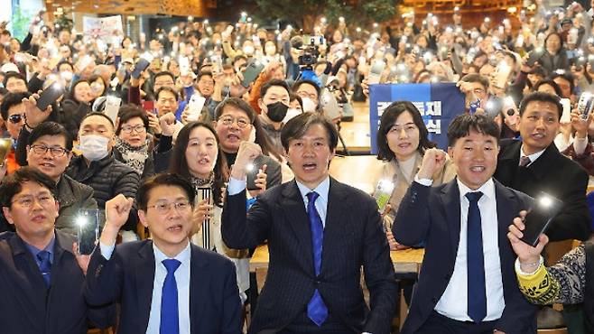 조국혁신당 조국 대표가 17일 오후 인천 남동구 샤펠드미앙에서 열린 조국혁신당 인천시당 창당발기인대회에서 참석자들과 기념촬영하고 있다. 연합뉴스