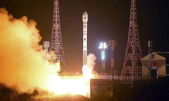 지난 2023년 11월 21일 북한이 평안북도 철산군 서해위성발사장에서 신형위성운반로케트 '천리마-1'형에 정찰위성 '만리경-1'호를 탑재해 발사하는 모습. 평양=조선중앙TV·연합뉴스