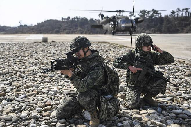 지난 15일 인천 옹진군 백령도와 연평도 일대에서 실시한 서북도서 증원훈련에서 해병대원들이 헬기에서 내려 경계를 취하고 있다. 해병대 제공