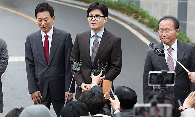 국민의힘 한동훈 비상대책위원장이 26일 대구 달성군 박근혜 전 대통령 사저 앞에서 기자들의 질문에 답하고 있다. 연합뉴스