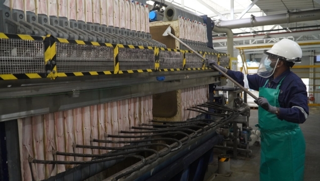 SK에코플랜트 자회사 SK 테스 공장에서 작업자들이 폐배터리 흑연을 긁어내고 있다. SK에코플랜트 제공
