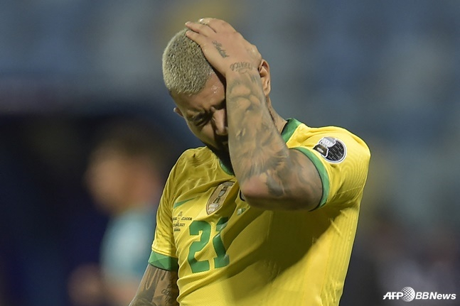 브라질 국가대표팀 유니폼을 입은 가브리엘 바르보사. /AFPBBNews=뉴스1
