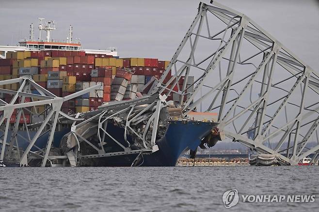 엿가락처럼 휘어진 볼티모어 항 교량 [볼티모어 AFP=연합뉴스. 재판매 및 DB 금지]