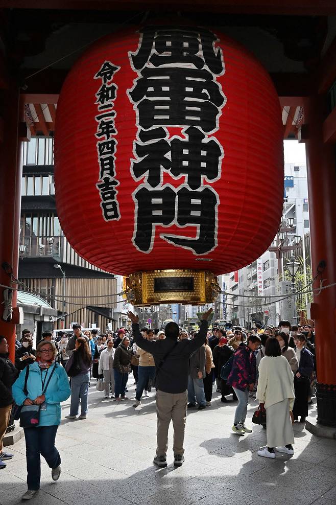 일본 도쿄 센소지를 방문한 관광객들.(사진=AFP)