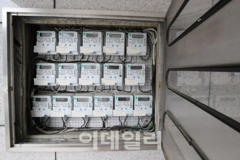 [이데일리 이영훈 기자] 서울 용산구 한 주택가에 설치된 전력량계.
