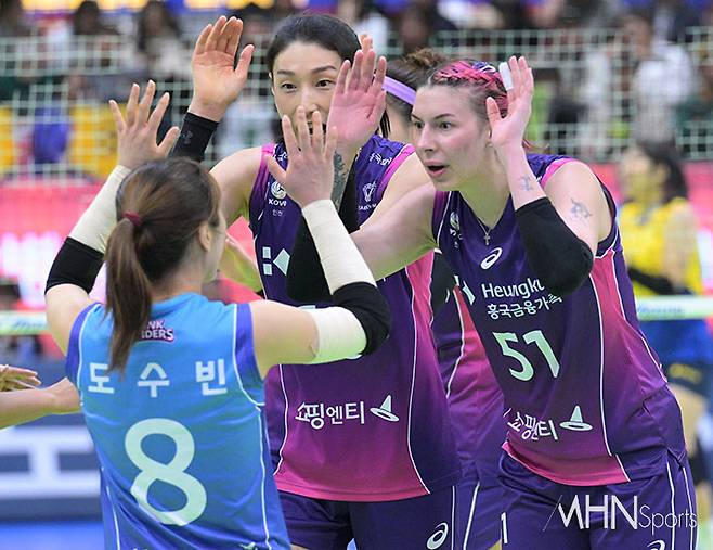 흥국생명 도수빈이 김연경, 윌로우와 하이파이브한다ⓒMHN스포츠 이지숙 기자