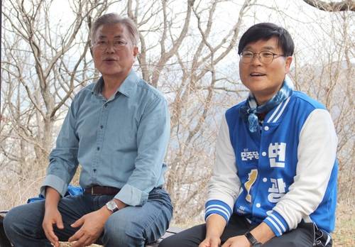 문재인 전 대통령이 오늘(27일) 거제시 선거구 변광용 더불어민주당 후보(오른쪽)와 함께 경남 거제시 계룡산 산행 중 휴식을 취하고 있다. (사진=변광용 후보/연합뉴스)