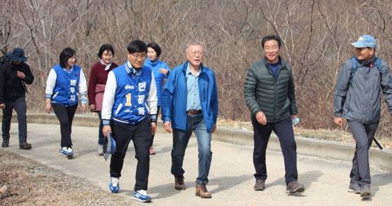 문재인 전 대통령 내외가 오늘(27일) 거제시 선거구 변광용 더불어민주당 후보와 함께 경남 거제시 계룡산을 걷고 있다. (사진=변광용 후보/연합뉴스)