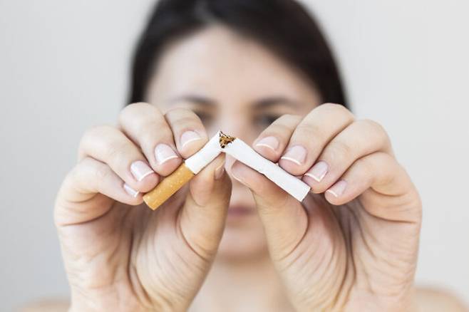 여성의 니코틴 중독이 남성보다 더 심하다. 담배 중독에 특히 취약한 여성은 먹는 피임약 복용자, 여성호르몬 에스트로겐 투여자다. 이들의 중독을 쉽게 끊을 수 있는 연구 결과가 나왔다.[사진= 게티이미지뱅크]