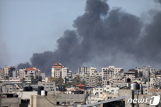 20일(현지시간) 팔레스타인 무장정파 하마스와 전쟁 중인 이스라엘 군의 포격을 받은 가자 지구 최대 규모의 알시파 병원에서 연기가 솟아 오르고 있다. 2024.3.21 ⓒ 로이터=뉴스1 ⓒ News1 우동명 기자