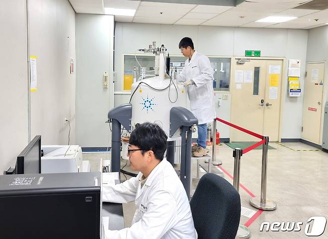 애경케미칼 대전연구소에서 개발진들이 연구개발을 하고 있다.(애경케미칼 제공)