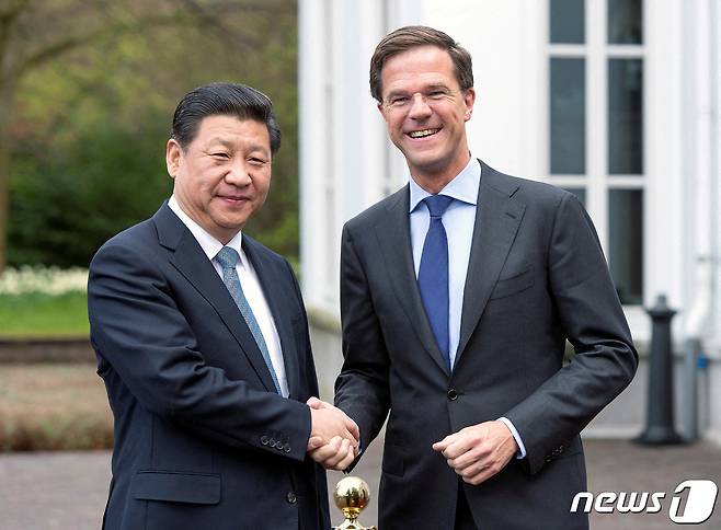 네덜란드 헤이그에서 시진핑 중국 국가주석(좌)과 마르크 뤼터 네덜란드 총리(우)가 악수를 나누고 있다. 2014.03.23/ ⓒ 로이터=뉴스1 ⓒ News1 권진영 기자