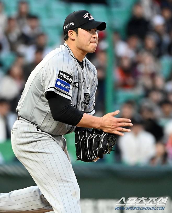 26일 인천SSG랜더스필드에서 열린 한화와 SSG의 경기, 1회말 한화 선발투수 김민우가 SSG 최정을 삼진으로 잡아낸 후 환호하고 있다. 인천=허상욱 기자wook@sportschosun.com/2024.03.26/