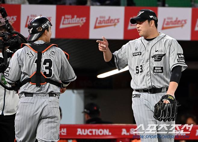 26일 인천SSG랜더스필드에서 열린 한화와 SSG의 경기, 3회말 수비를 마친 한화 김민우 최재훈 배터리가 이야기를 하고 있다. 인천=허상욱 기자wook@sportschosun.com/2024.03.26/