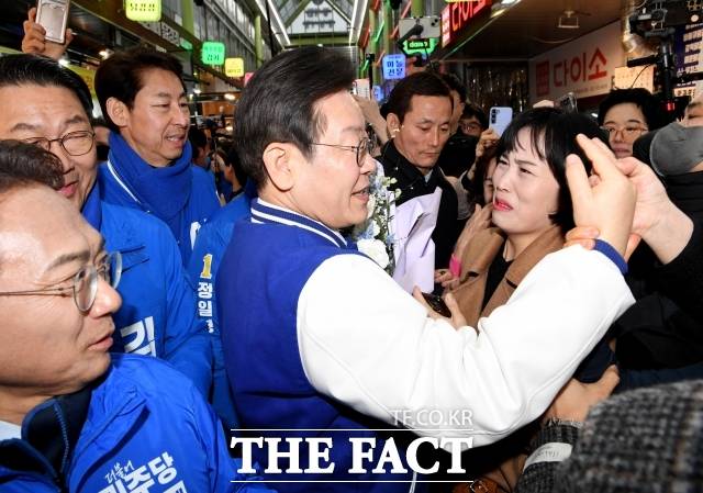 국민의힘이 지난 25일 이재명 더불어민주당 대표 '확성장치 사용 선거운동 금지' 위반으로 경찰에 고발했다. 지난 20일 인천 서구 정서진중앙시장을 방문해 인천에 출마한 각 지역구 후보들과 함께 시민들에게 인사하는 이재명 대표. /배정한 기자