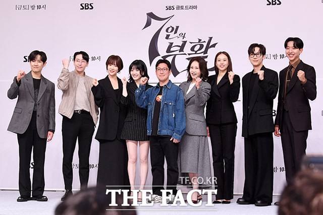 배우 이준과 엄기준 황정음 이유비 오준혁 감독 신은경 조윤희 윤종훈 이정신(왼족부터)이 27일 오후 서울 양천구 목동 SBS 사옥에서 열린 새 금토드라마 '7인의 부활' 제작발표회에 참석해 포즈를 취하고 있다. /남용희 기자