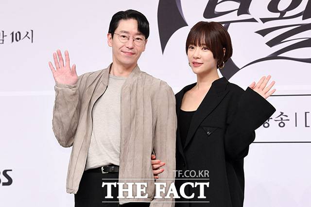 배우 엄기준(왼쪽)과 황정음이 27일 오후 서울 양천구 목동 SBS 사옥에서 열린 새 금토드라마 '7인의 부활' 제작발표회에 참석해 작품에 관한 다양한 이야기를 나눴다. /남용희 기자