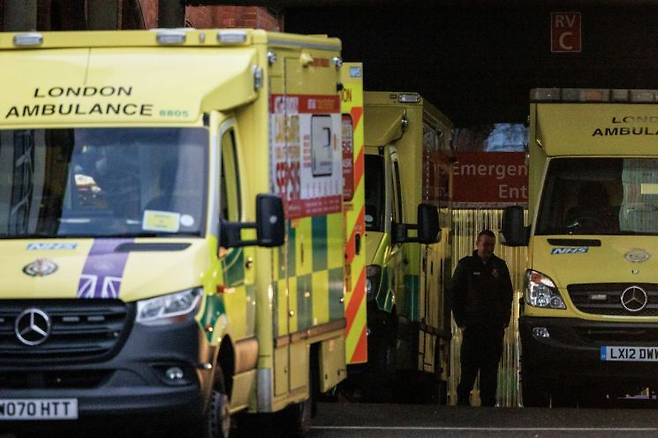 런던의 한 병원에서 구급차가 대기하고 있다. [이미지출처=EPA연합뉴스]