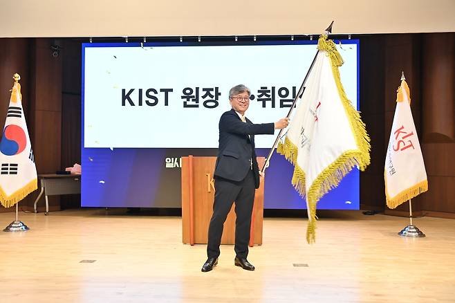 오상록 KIST 신임 원장이 27일 서울 성북구 KIST 본원에서 취임식을 갖고 정식으로 임기를 시작했다./KIST