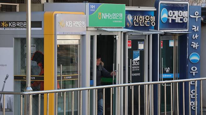 서울 시내 시중은행 ATM 기기를 이용하는 시민들의 모습. /뉴스1