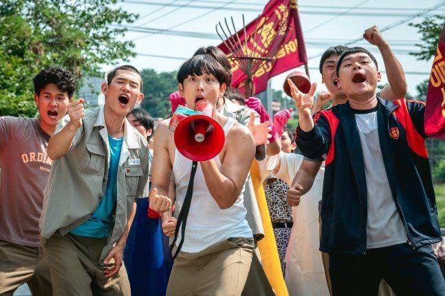 아산 백호가 기억을 잃고 입원해 있는 사이, 온양 지질이 븅태가 부여 주먹짱 백호가 되어 새로운 리더상을 보여주며 활약하는 모습. 힌트는 국사 시간에 얻었다. 역시 공부는 중요혀~ ⓒ