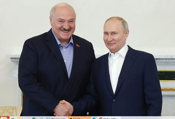 블라디미르 푸틴(오른쪽) 러시아 대통령과 알렉산드르 루카셴코 벨라루스 대통령이 지난해 7월 러시아 상트페테르부르크에서 열린 회담에서 악수하고 있다. ⓒ 연합뉴스
