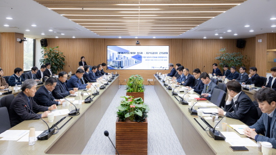 한국수출입은행은 27일 서울 여의도 수은 본점에서 해외사업개발 사업타당성조사 지원사업의 성과·지식공유를 위한 간담회를 개최했다고 밝혔다. <한국수출입은행 제공>