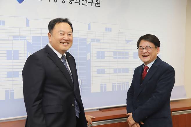 김장성 생명연 원장(왼쪽)과 최지호 전국본부장